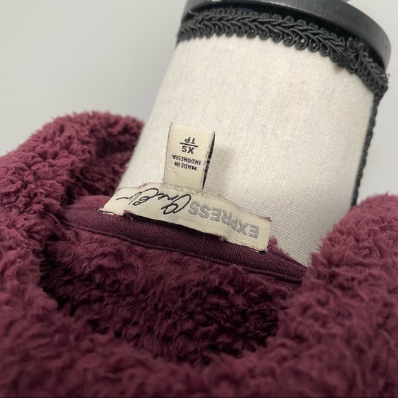 Express Fleece Pullover - Picture 5 of 8